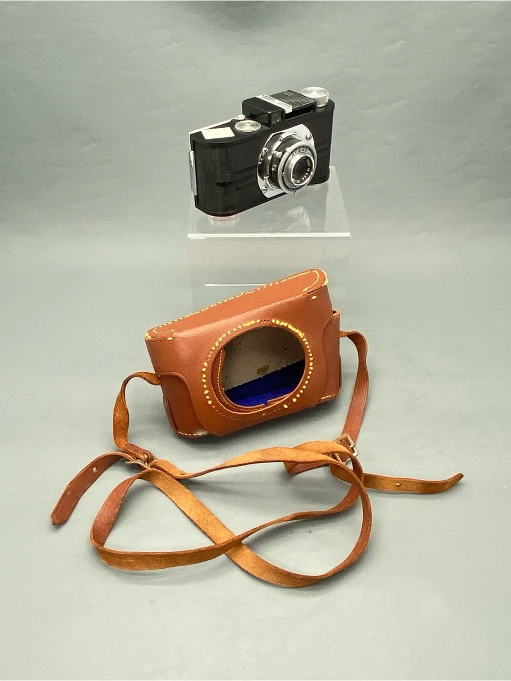 Argus Anastigmat A2B Vintage Film Camera in Leather Case Decors Untested/Parts